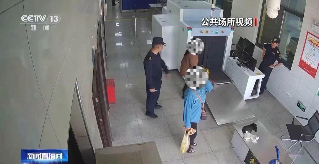 女子裤子内藏2斤多活虫